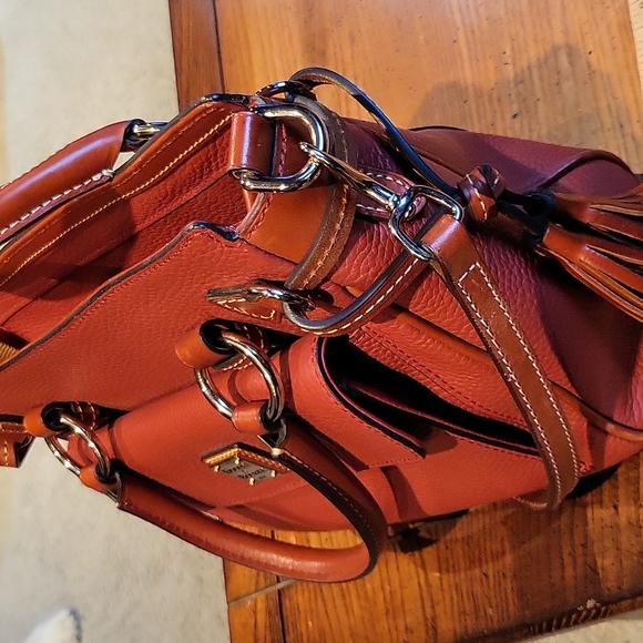 Dooney& Bourke 12.5×8 ×5 gorgeous deep orange color. Handle and shoulder strap - Picture 4 of 11